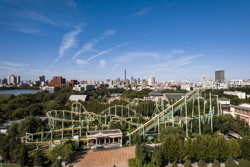 天津天塔湖景区水上公园游乐场城市风光