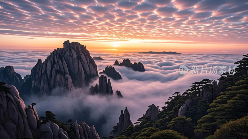 云海日出下的黄山奇景