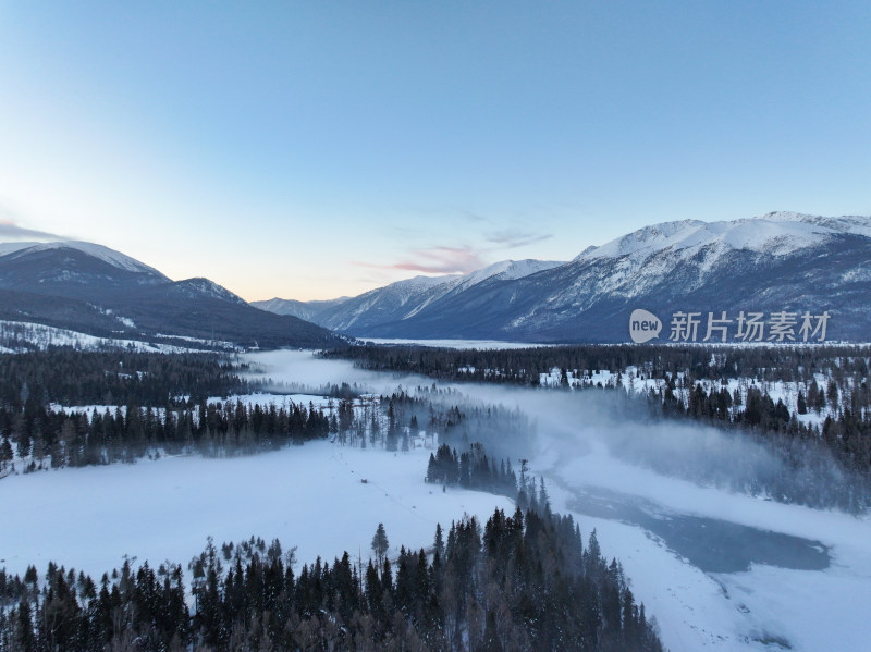 新疆阿勒泰喀纳斯雪景神仙湾晨雾雪山森林