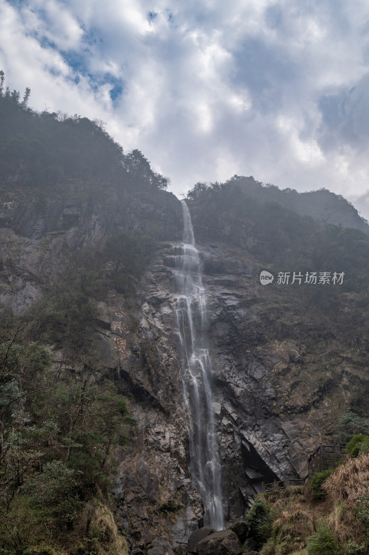 山间瀑布景观，云雾缭绕景色壮美