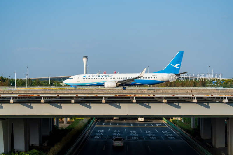 厦门航空飞机于机场跑道桥上滑行