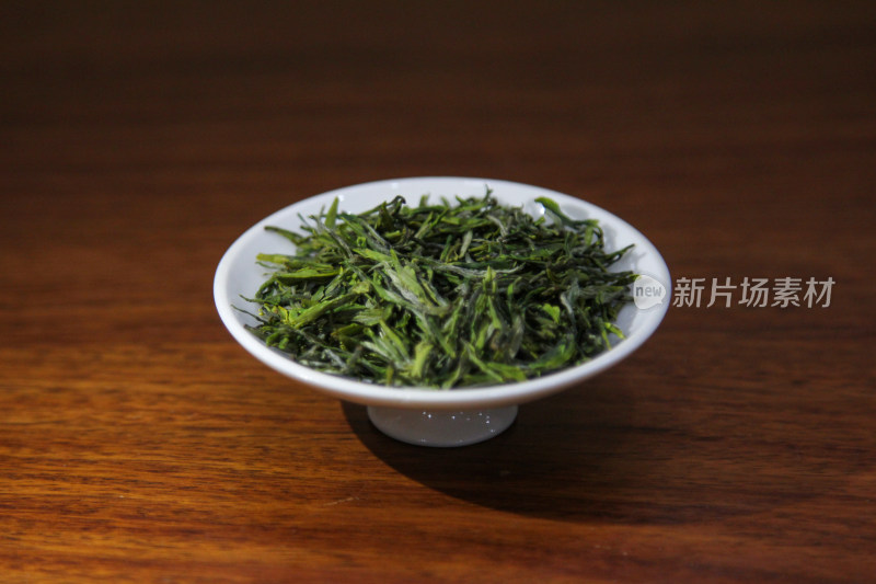 瓷碟中的绿茶白茶