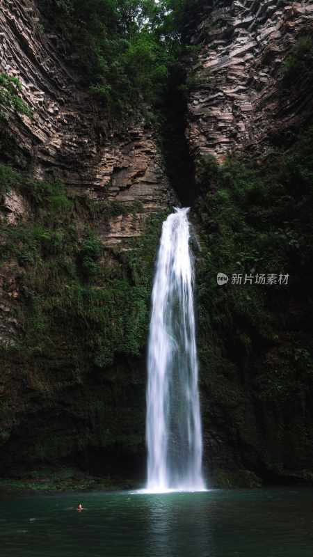 梯子岩瀑布夏日清凉山谷溪流绿意盎然