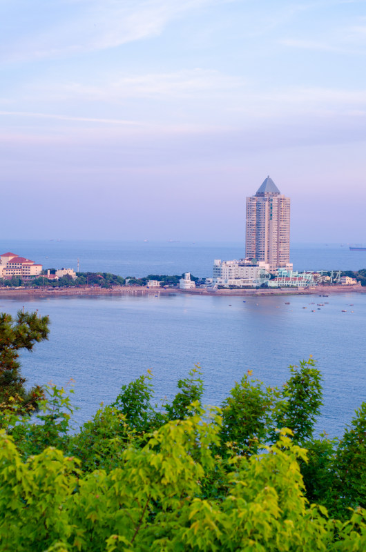 青岛小鱼山俯瞰青岛的海滨城市风光