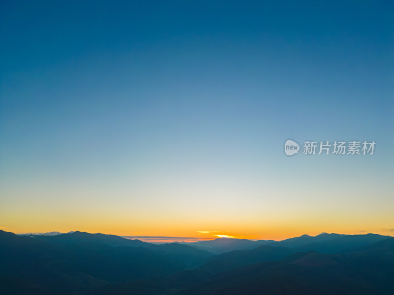 航拍日落时的夕阳高山天空景色