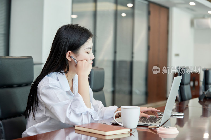 在室内使用电脑办公的亚洲白领女性