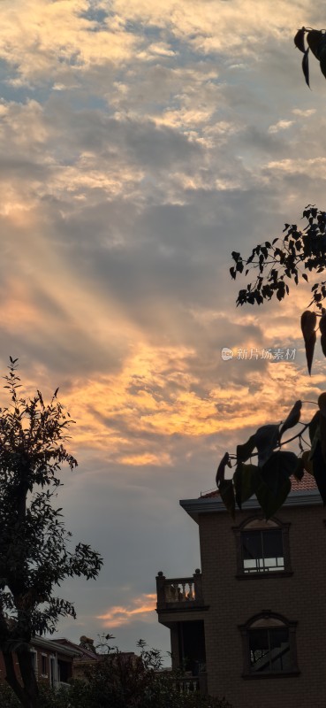 夕阳下的住宅建筑与天空云彩