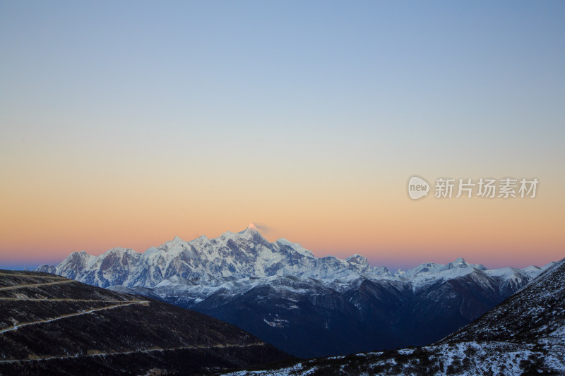 西藏林芝雪景南迦巴瓦峰日照金山雪山夕阳