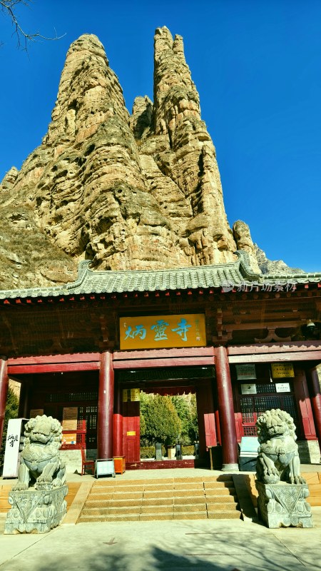 炳灵寺古朴建筑，背后是奇特山岩风光