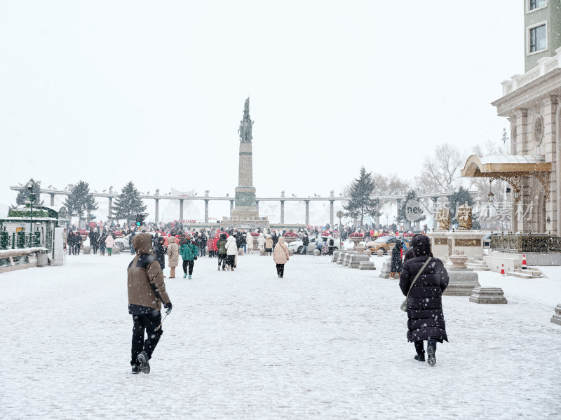 雪中的哈尔滨市防洪纪念塔