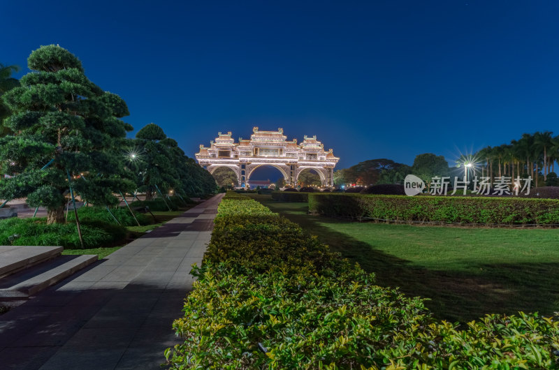 佛山顺峰山公园中华第一牌坊中式建筑夜景