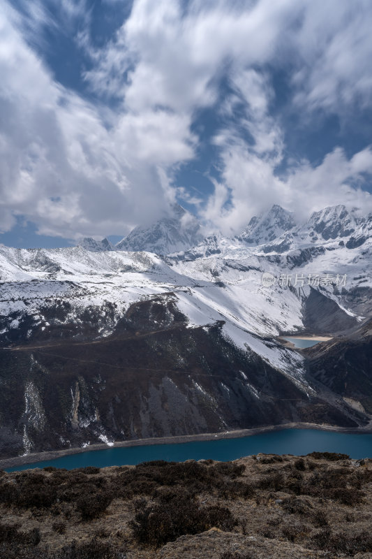 西藏山南洛扎秘境库拉岗日雪山湖泊壮丽景色