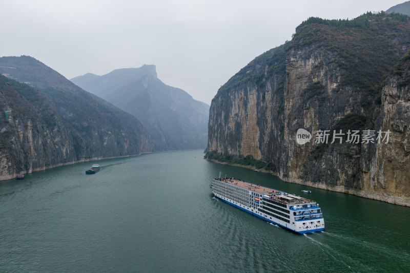 奉节瞿塘峡航行的长江三峡游轮