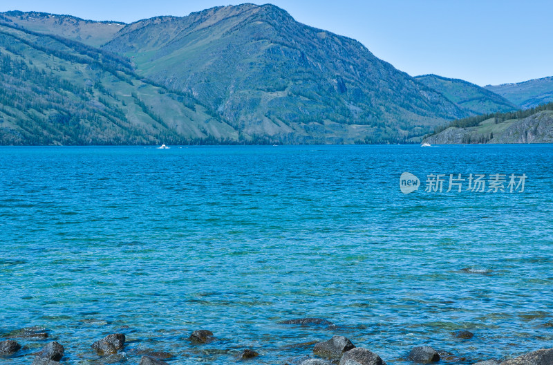 新疆阿勒泰喀纳斯湖山峰湖景自然风光