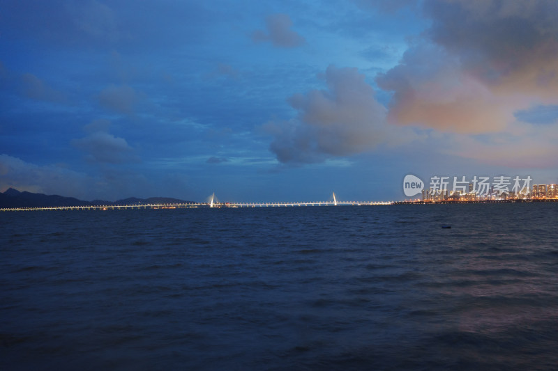 黄昏下的海面与跨海大桥全景