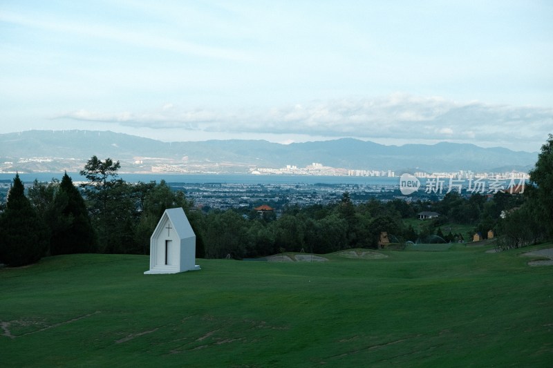 绿色草坪上的白色小屋风景图