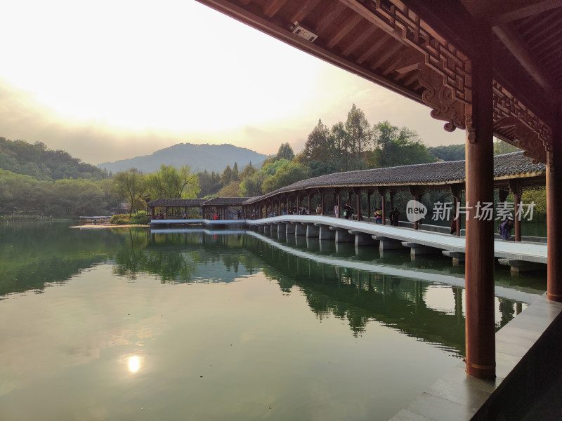 浴鹄湾湖畔中式建筑与山林景观