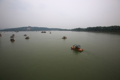 湖面上行驶的多艘观光小船