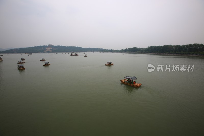 湖面上行驶的多艘观光小船