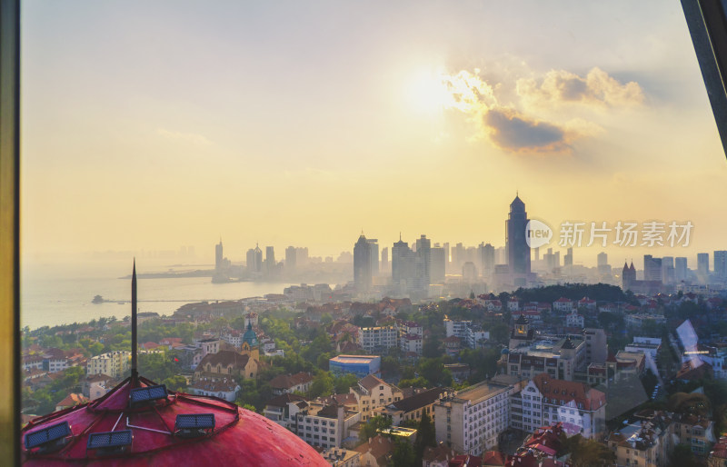 在山东青岛信号山，远眺夕阳下的老城区风貌