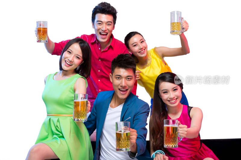 棚拍时尚活力年轻人聚会喝啤酒欢呼