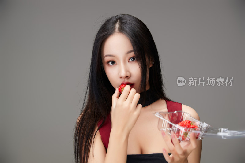 吃水果的亚洲东方长发少女