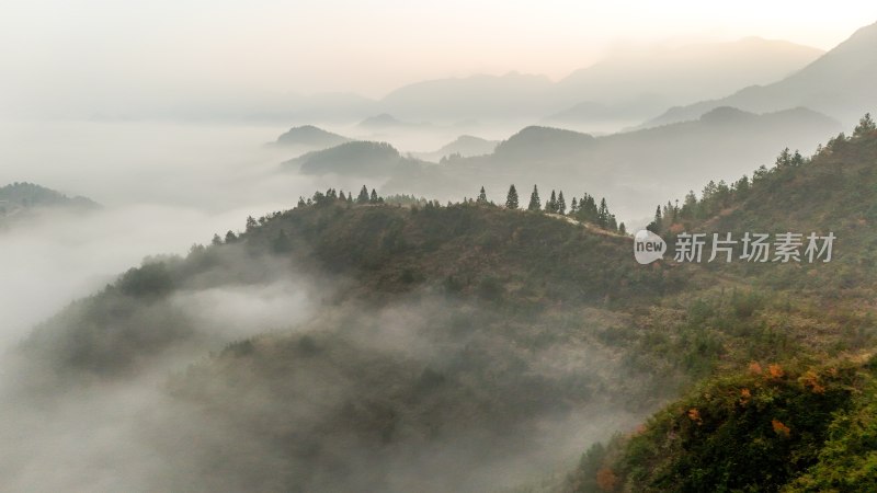 重庆酉阳：“睡佛”山下雾正浓