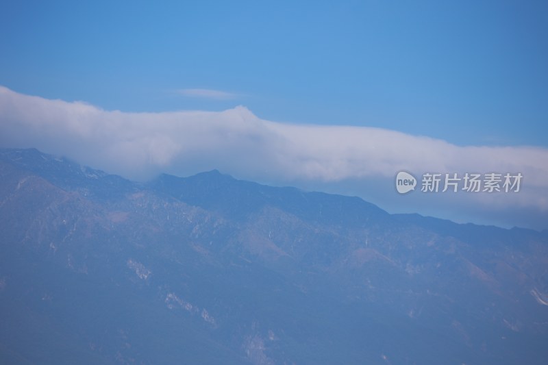 蓝天白云下的连绵山脉苍山洱海壮丽景象