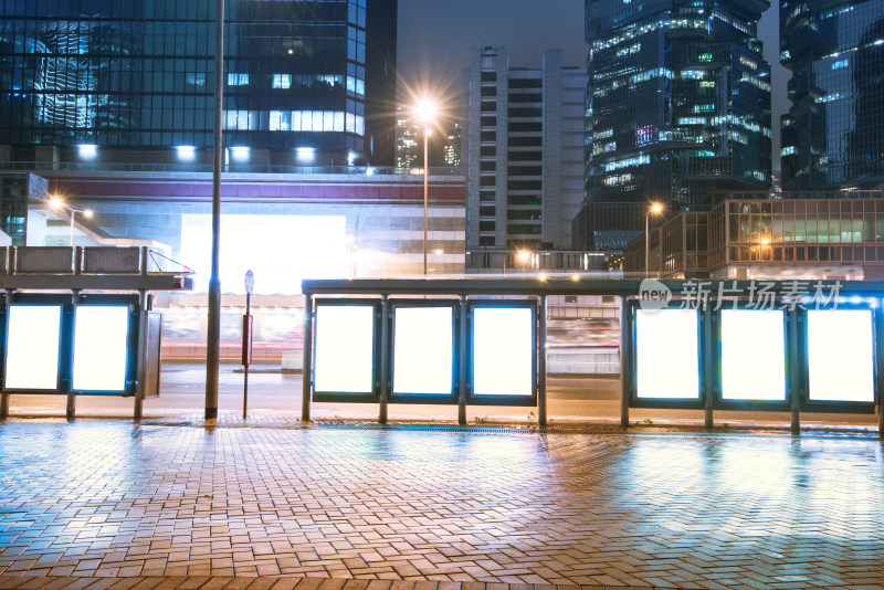 城市街道夜晚车流与高楼景观