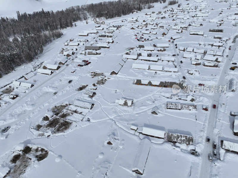 中国新疆阿勒泰禾木冬季雪景白雪覆盖的禾木