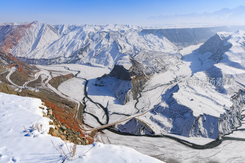 航拍新疆冬季安集海大峡谷雪景雪山山脉河流