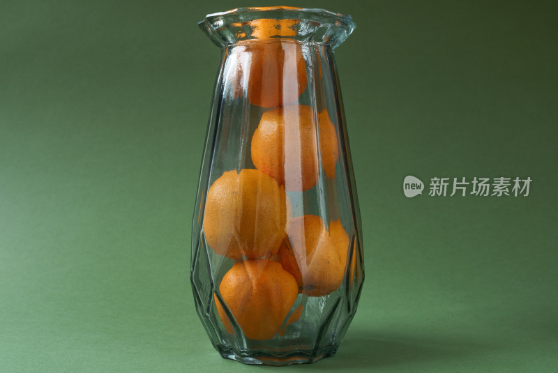 玻璃瓶里的新鲜橙子水果