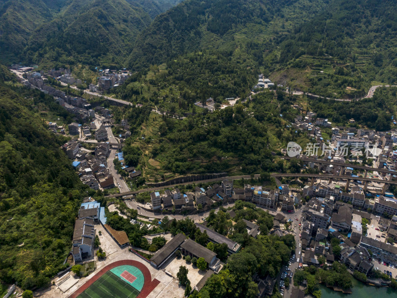 贵州大山中的小村庄航拍图