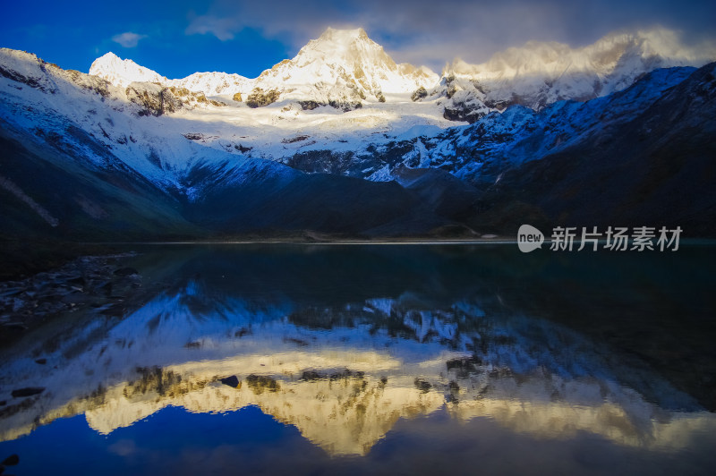 库拉岗日雪山山水日照金山