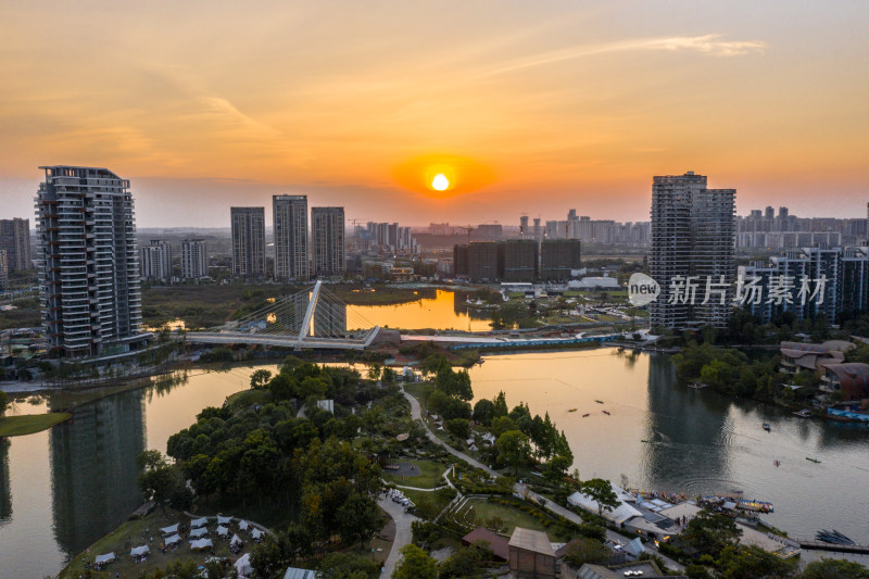 成都富人区麓湖的日落航拍风光全景图