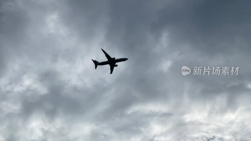 天空中飞行的民航飞机