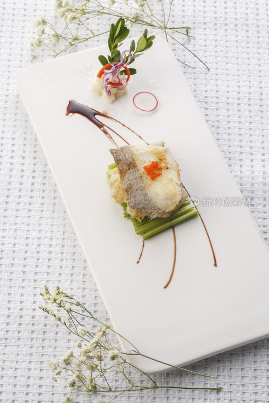 白色瓷盘装的铁板俄罗斯龙鳕鱼