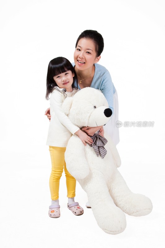 抱着玩具熊的母女