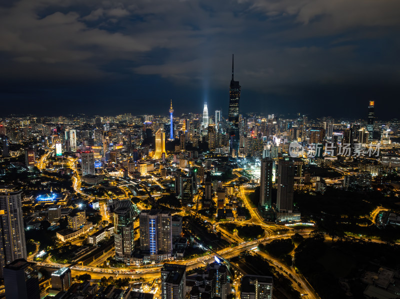 马来西亚吉隆坡莫迪卡石油双子塔夜景航拍