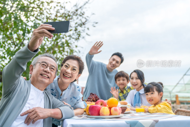 全家人在野餐