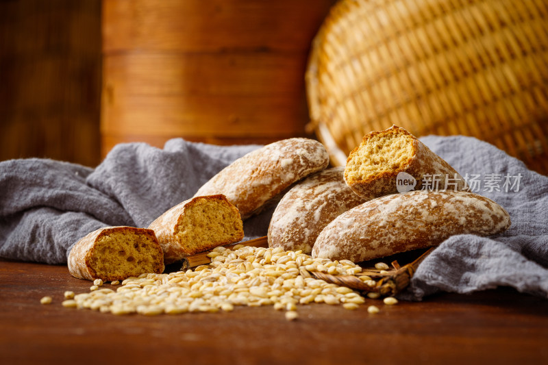 简单背景下的俄罗斯特色食品光头饼