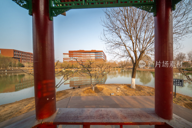 亭中眺望北京化工大学图书馆