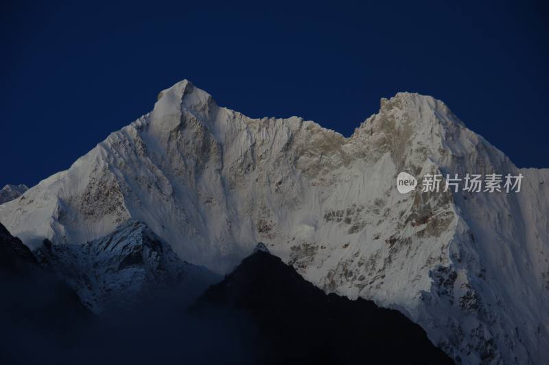 珠峰东坡雪山河流自然风景