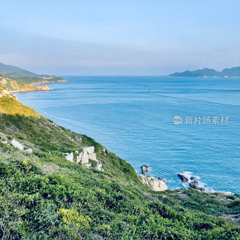 山巅俯瞰蔚蓝大海与海岸线