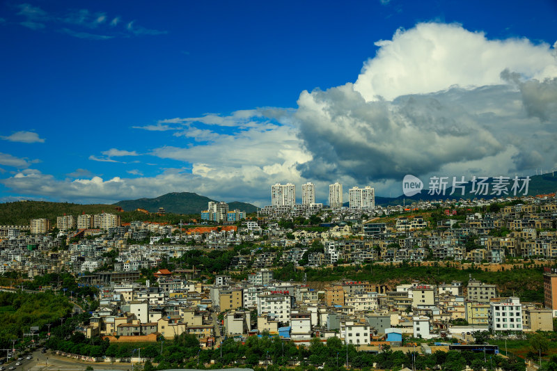 城市建筑群与远山白云景观