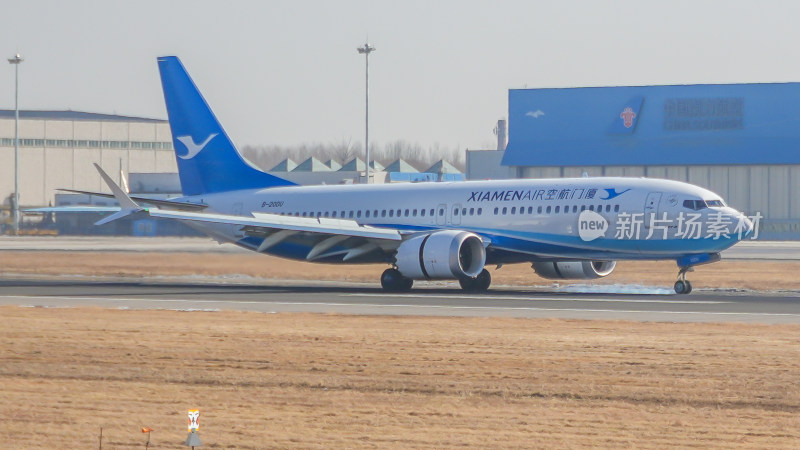 厦门航空飞机于机场跑道