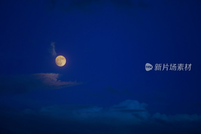 夜晚月亮云朵十五的月亮中秋月亮元宵月亮