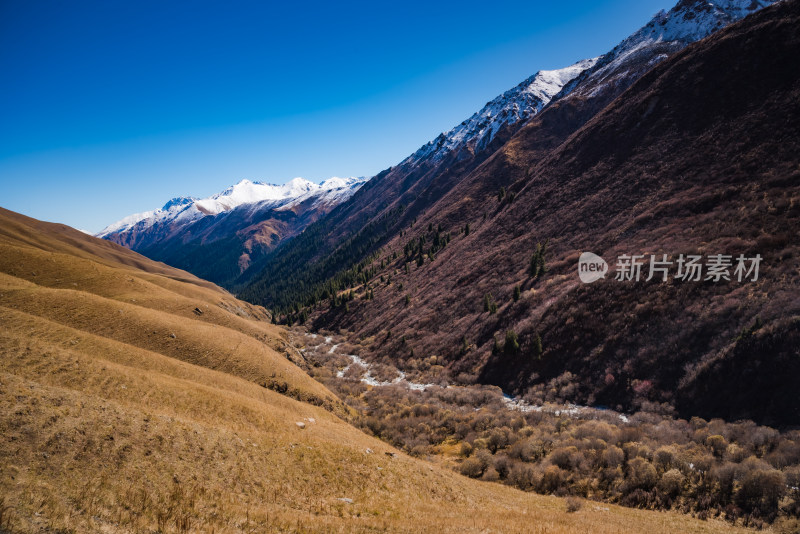 新疆天山山脉雪山山峰山脉