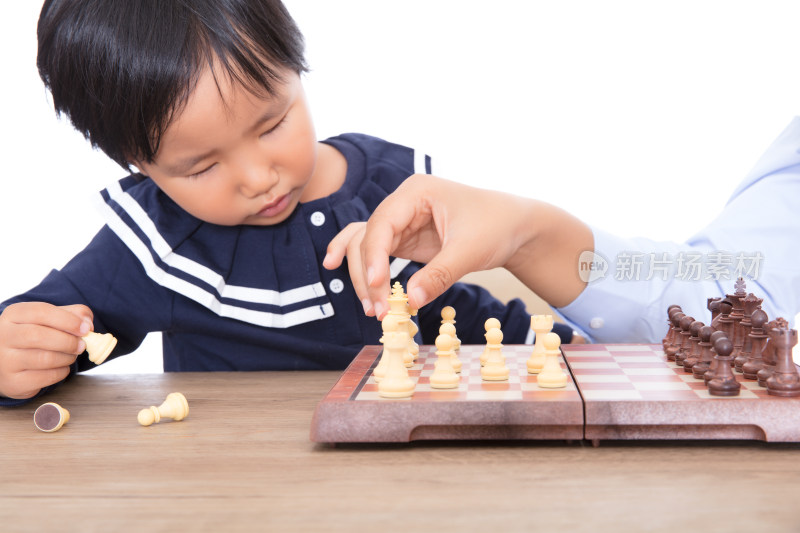 国际象棋老师在辅导孩子的学习