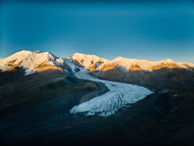 阿尼玛卿雪山的早晨